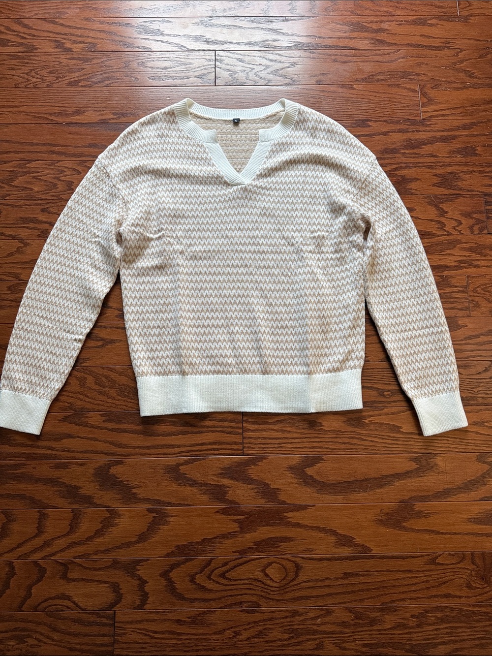 Women's V-Neck Knit Sweater in Cream and Tan Houndstooth